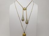 un mannequin blanc portant deux colliers et un pendentif