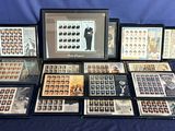 de nombreux timbres exposés sur une table