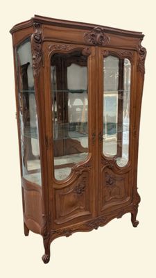 une vitrine en bois munie de portes vitrées