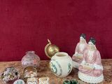 toutes ces petites figurines posées sur une table