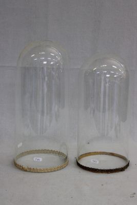 deux bocaux en verre transparent aux bords dorés posés sur une surface blanche