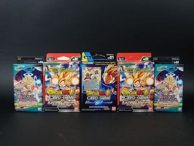 cinq cartes Dragon Ball sont alignées sur une surface noire