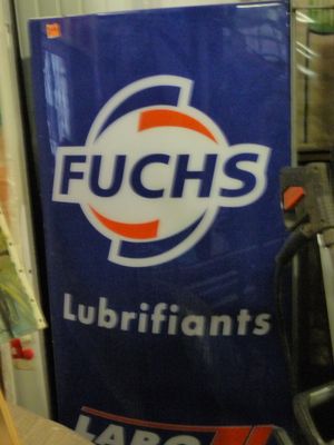 une enseigne portant l'inscription « Fuchs Lubriants » sur le côté d'un réfrigérateur