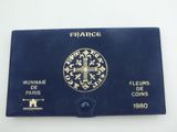 une image représentant un étui à passeport bleu orné d'une croix dorée