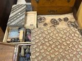 beaucoup de vieux objets qui traînent par terre