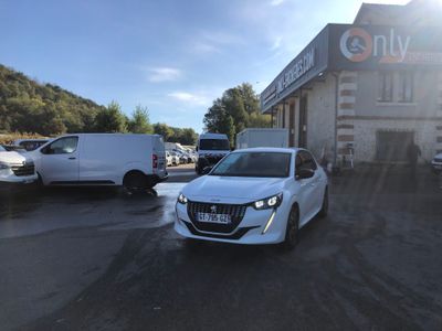 une voiture blanche garée devant un bâtiment
