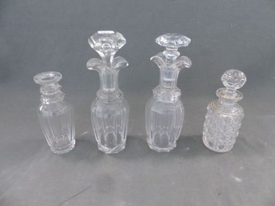 trois vases en verre transparent posés les uns à côté des autres sur une table