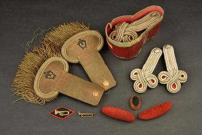 plusieurs objets qui se trouvent ensemble sur une table