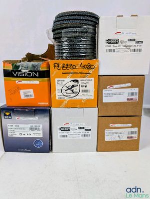 plusieurs boîtes contenant différents types de fils sur la table