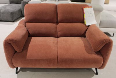 un canapé qui se trouve dans une pièce avec d'autres meubles