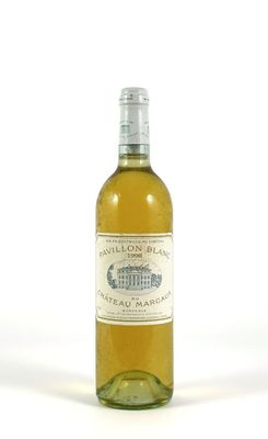 une bouteille de vin posée sur une table