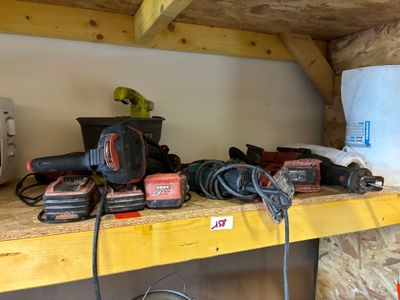de nombreux outils sur l'étagère du garage