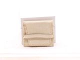 portefeuille en cuir beige muni d'un petit porte-cartes sur le dessus
