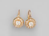 une paire de boucles d'oreilles en diamant et or