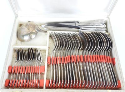 une boîte contenant de nombreuses cuillères et fourchettes argentées et rouges