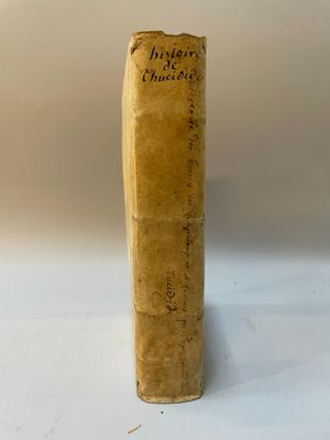 un vieux livre écrit posé sur une table
