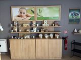 une photo d'un salon où l'on voit de nombreux produits de beauté