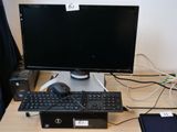 un ordinateur de bureau posé sur une table avec un clavier et une souris