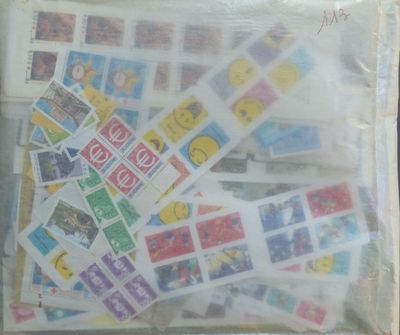 un sac transparent orné de timbres, posé sur une table
