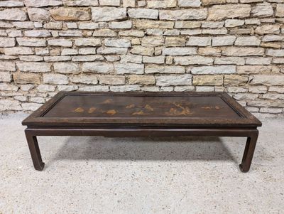 une photo d'une table basse posée sur un sol en béton
