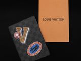 un étui à passeport Louis Vuitton sur lequel est collé un autocollant