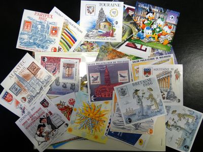 une pile de timbres et de cartes postales posée sur une table