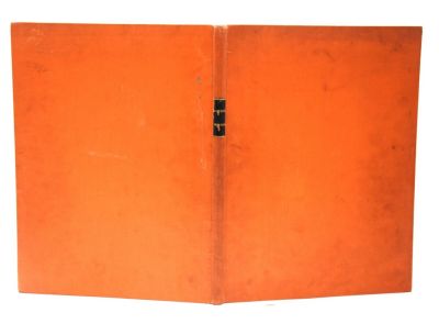 un dossier orange avec une poignée noire sur fond blanc
