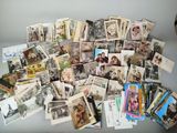 beaucoup de vieilles cartes postales sur la table