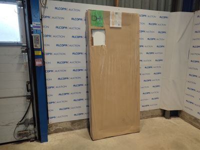 une photo d'un réfrigérateur dans une pièce où il y a beaucoup de cartons par terre