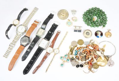 de nombreuses montres et bracelets de toutes sortes disposés sur la table