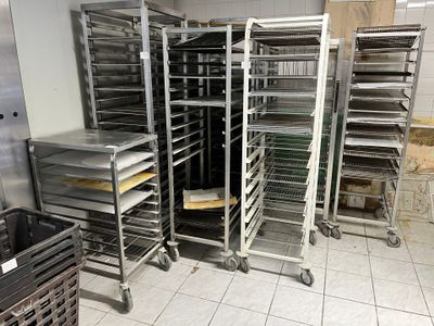 de nombreux plateaux de nourriture posés sur une étagère dans la cuisine