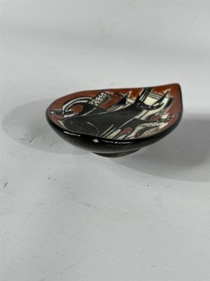une petite assiette en noir et blanc ornée d'un motif