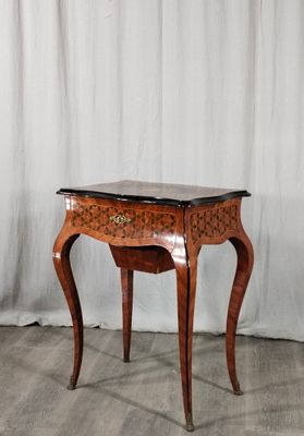 une petite table en bois avec un plateau en marbre