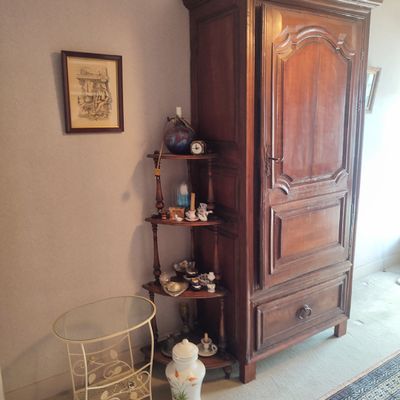 un grand meuble en bois dans le coin d'une pièce
