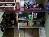 une cuisine équipée d'une cuisinière, d'un évier, d'un micro-ondes et de placards
