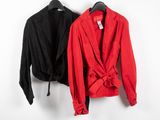 deux vestes rouges et noires accrochées à un mur blanc