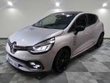 une voiture blanche est garée dans une pièce au sol à carreaux