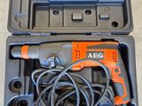 une perceuse électrique orange et noire dans un coffret noir