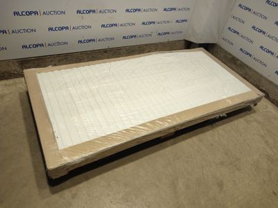 un matelas posé à même le sol dans une pièce, avec un mur en arrière-plan