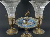 trois vases en verre et une assiette ornée d'un oiseau