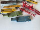 un grand nombre de trains miniatures posés sur une table