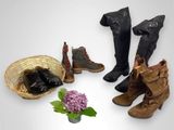 plusieurs paires de bottes et un panier de fleurs posés sur une table