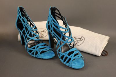 HERMES. Sandales spartiates en cuir bleu clair, ouverture zi…