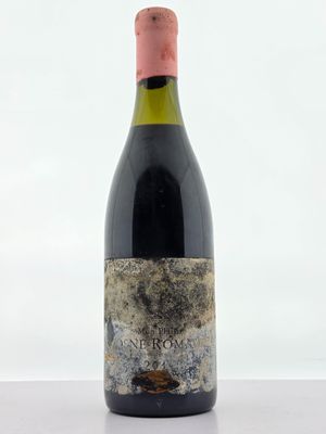 la bouteille de vin est posée sur la table sur fond blanc