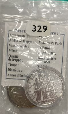 une pièce d'argent dans un sachet en plastique avec une étiquette de prix