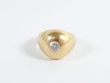 une image d'une bague en or et en diamant sur une surface blanche