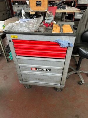un établi sur lequel sont posés des outils dans un garage