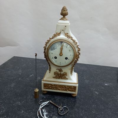 PENDULE borne en marbre blanc et bronze doré.