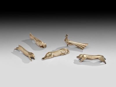 un ensemble de cinq figurines en bronze représentant des animaux et des oiseaux