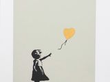 un tableau représentant une petite fille tenant un ballon jaune à la main